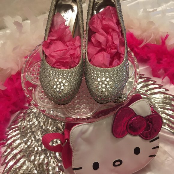 Gorgeous vinatge shoes covered in crystals with hello kitty details! - Picture 6 of 9